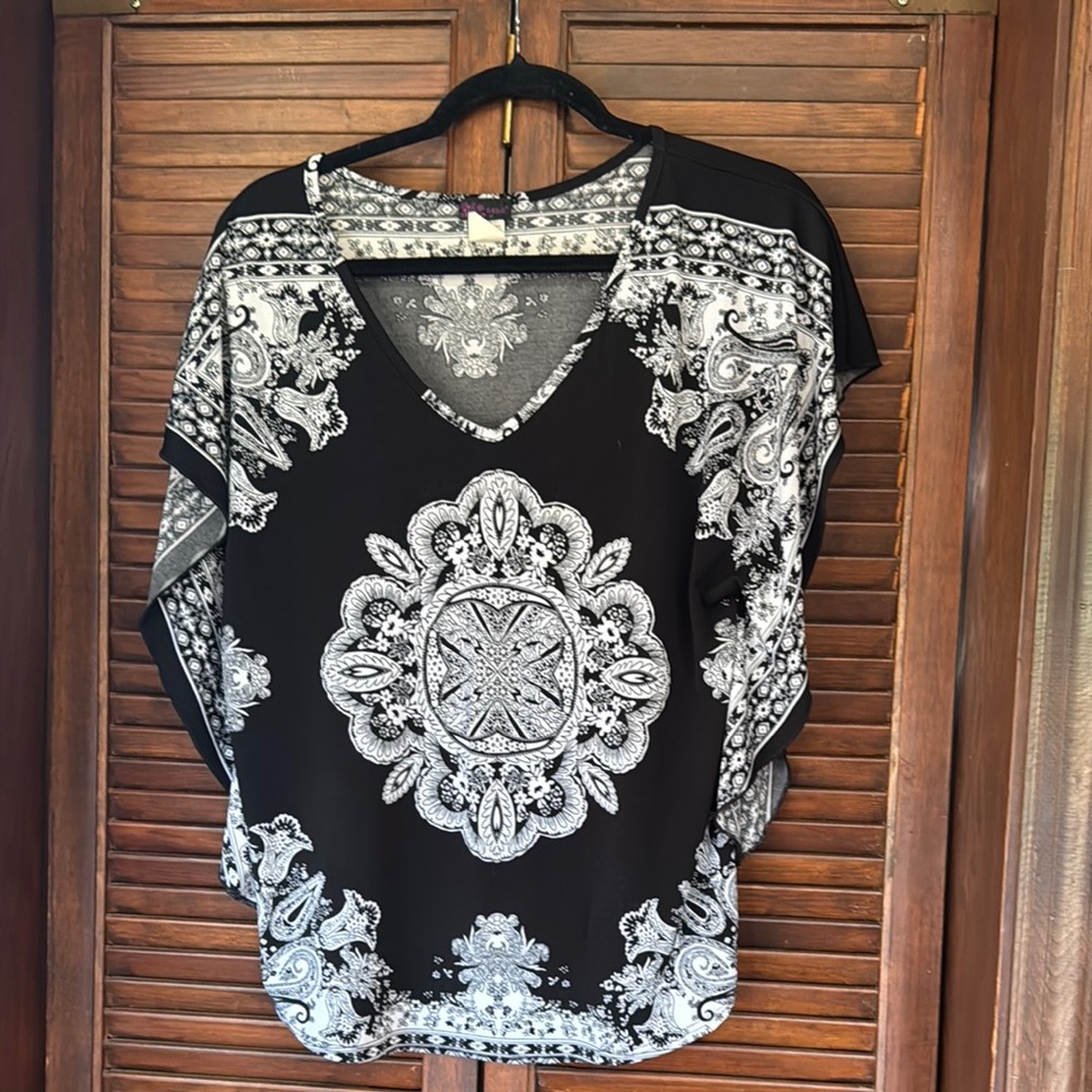 Black and White Boxy Graphic Blouse